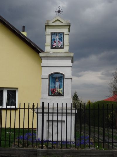 Kapliczka Matki Bożej Niepokalanie Poczętej przy ul. Pogwizdowskiej 216. Widok od ulicy od strony południowej. Materiały Biura Miejskiego Konserwatora Zabytk&oacute;w UM Rzeszowa